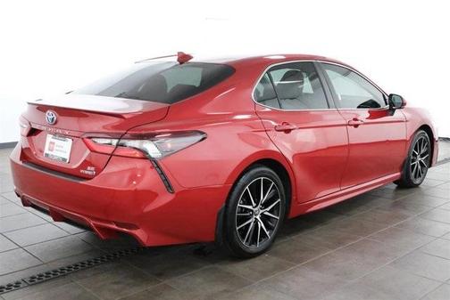 2022 Toyota Camry Hybrid SE