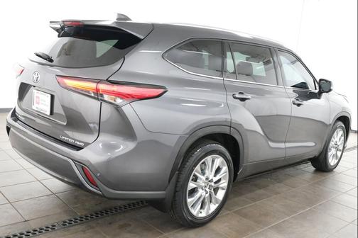 Magnetic Gray Metallic 2023 Toyota Highlander Limited