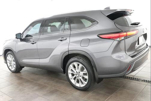 Magnetic Gray Metallic 2023 Toyota Highlander Limited