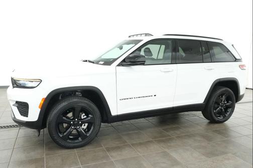 Bright White Clearcoat 2023 Jeep Grand Cherokee Altitude