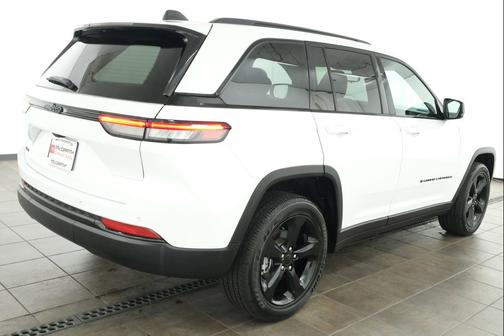 Bright White Clearcoat 2023 Jeep Grand Cherokee Altitude