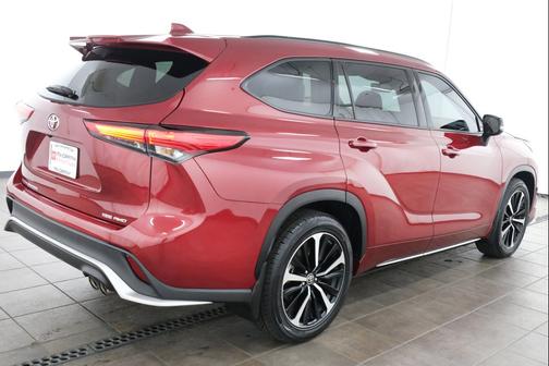 Ruby Flare Pearl 2022 Toyota Highlander XSE