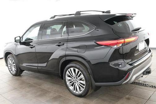 2023 Toyota Highlander Hybrid Platinum