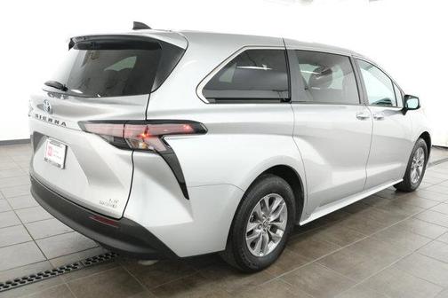 2024 Toyota Sienna LE