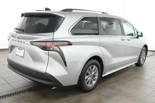 2025 Toyota Sienna LE