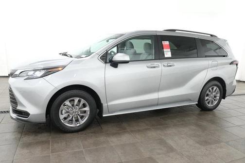 2025 Toyota Sienna LE
