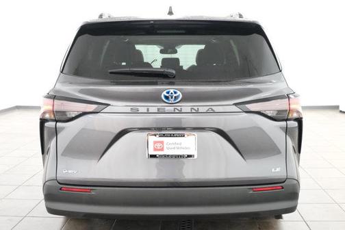 2025 Toyota Sienna LE