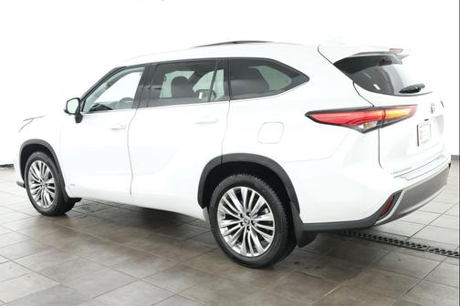 Wind Chill Pearl 2023 Toyota Highlander Hybrid Platinum