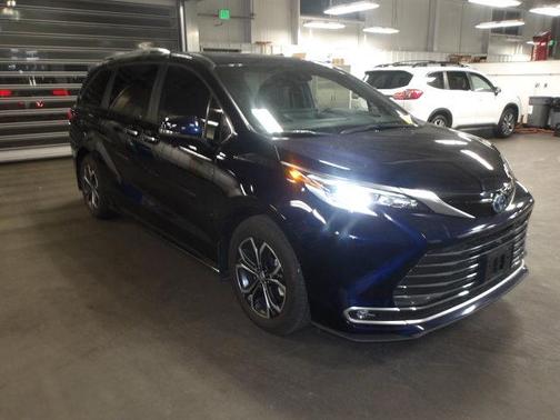 2025 Toyota Sienna Platinum 7 Passenger