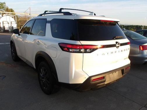 2022 Nissan Pathfinder SV