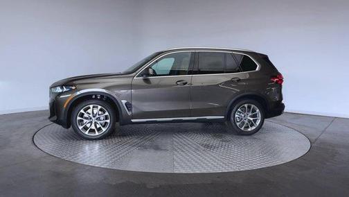 Manhattan Green Metallic 2026 BMW X5 xDrive40i