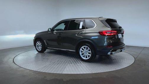 Manhattan Green Metallic 2023 BMW X5 xDrive40i