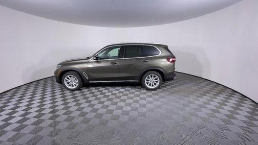 Manhattan Green Metallic 2023 BMW X5 xDrive40i