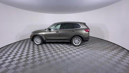 Manhattan Green Metallic 2023 BMW X5 xDrive40i