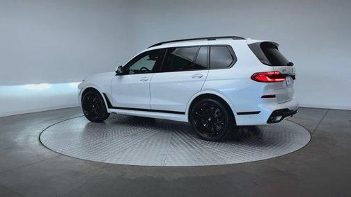 Mineral White Metallic 2027 BMW X7 xDrive40i