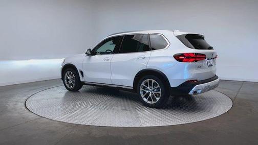 Mineral White Metallic 2026 BMW X5 xDrive40i