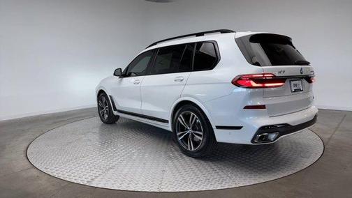 Mineral White Metallic 2023 BMW X7 xDrive40i