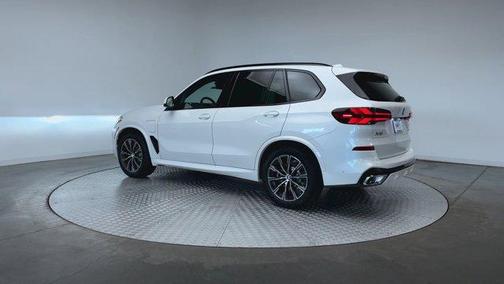 Mineral White Metallic 2026 BMW X5 PHEV xDrive50e