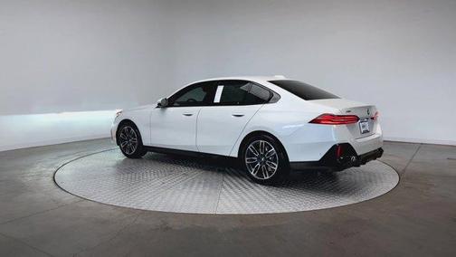 Mineral White Metallic 2025 BMW 530 i xDrive