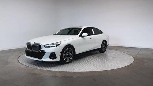 Mineral White Metallic 2025 BMW 530 i xDrive