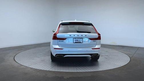 Crystal White Metallic 2018 Volvo XC60 Recharge Plug-In Hybrid T8 R-Design