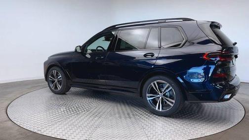 Carbon Black Metallic 2026 BMW X7 xDrive40i
