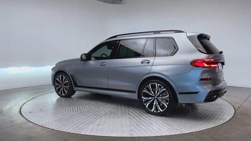 2023 BMW X7 M60i