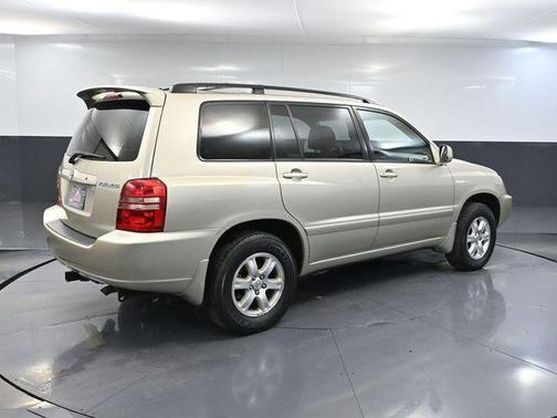 Vintage Gold Metallic 2002 Toyota Highlander Limited
