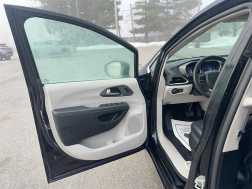 2024 Chrysler Pacifica Touring-L