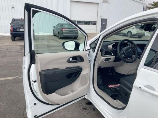 2024 Chrysler Pacifica Touring-L