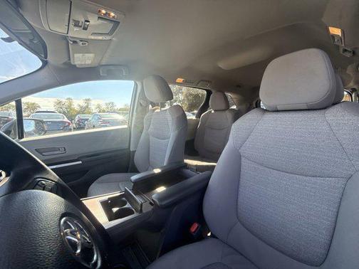 2023 Toyota Sienna LE