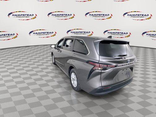 2023 Toyota Sienna LE