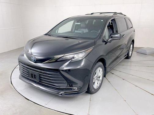 2023 Toyota Sienna Woodland Edition
