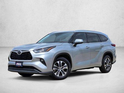 Celestial Silver Metallic 2021 Toyota Highlander XLE