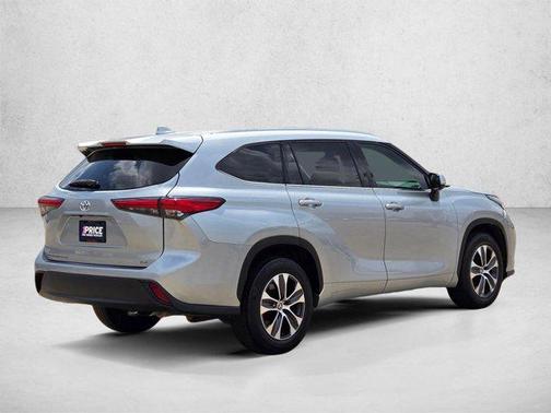 Celestial Silver Metallic 2021 Toyota Highlander XLE