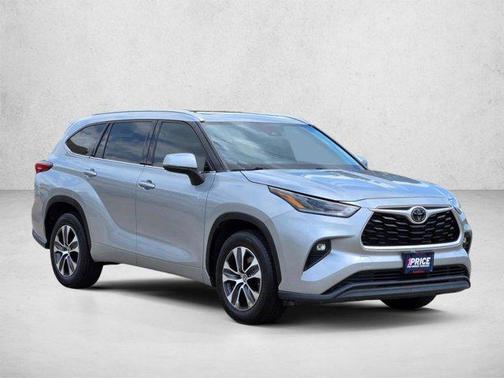 Celestial Silver Metallic 2021 Toyota Highlander XLE