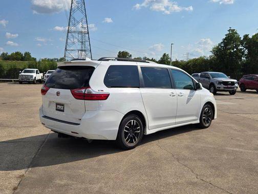 2018 Toyota Sienna LE