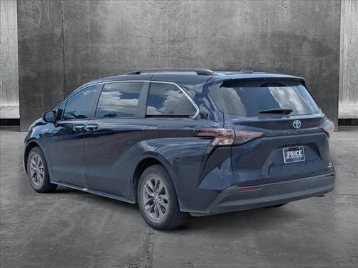 2023 Toyota Sienna XLE 8 Passenger