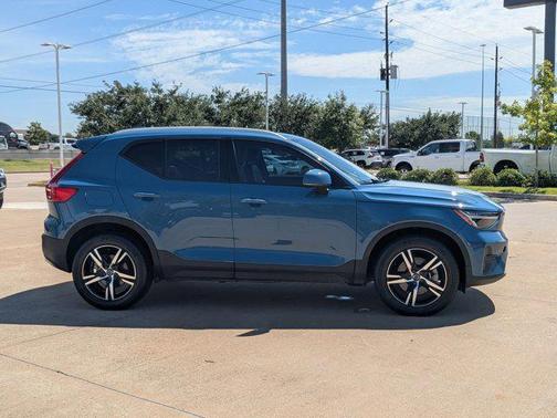 2023 Volvo XC40 B4 Core