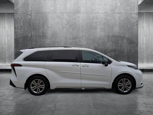 2022 Toyota Sienna XSE 7 Passenger