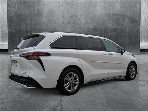 2022 Toyota Sienna XSE 7 Passenger
