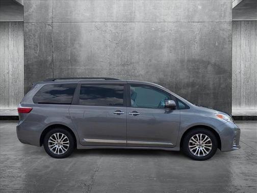 2018 Toyota Sienna XLE
