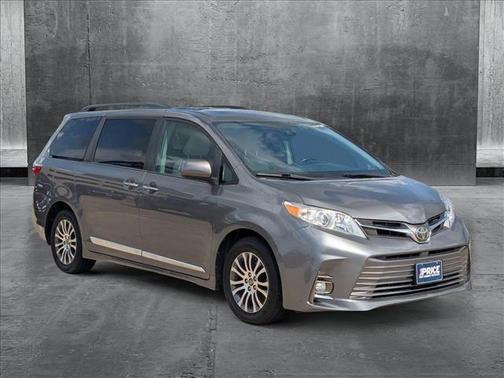 2018 Toyota Sienna XLE
