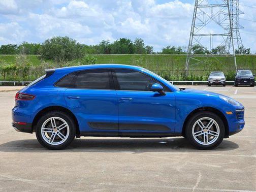 Sapphire Blue Metallic 2017 Porsche Macan Macan