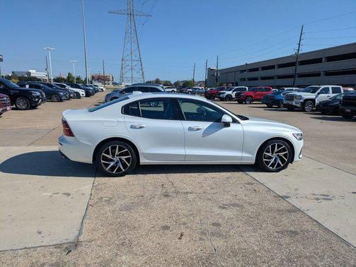 2020 Volvo S60 T5 Momentum