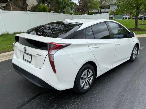 WHITE 2018 Toyota Prius