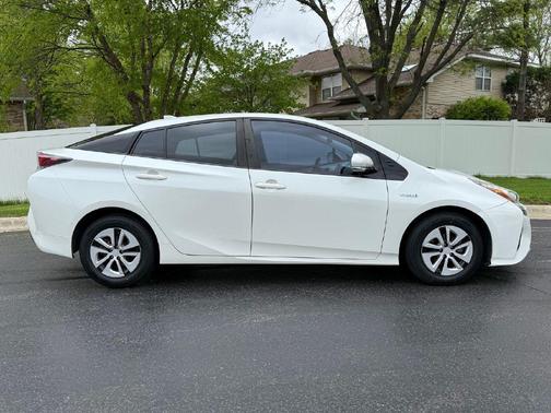 WHITE 2018 Toyota Prius