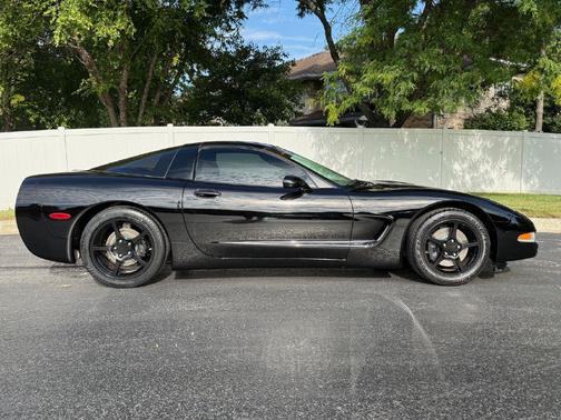 2004 Chevrolet Corvette Base