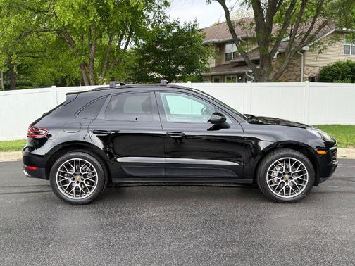 BLACK 2018 Porsche Macan Macan