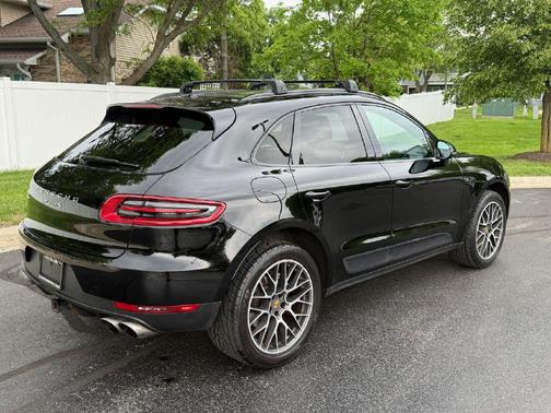 BLACK 2018 Porsche Macan Macan